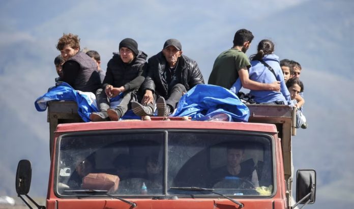 Beberapa pengungsi dari kawasan Nagorno-Karabakh pergi dengan menumpang truk.