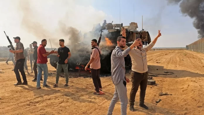 Beberapa orang Palestina pada Sabtu (7/10) berhasil merampas sebuah tank Israel di perbatasan Israel-Jalur Gaza. (Foto: AFP/THE EDITOR)