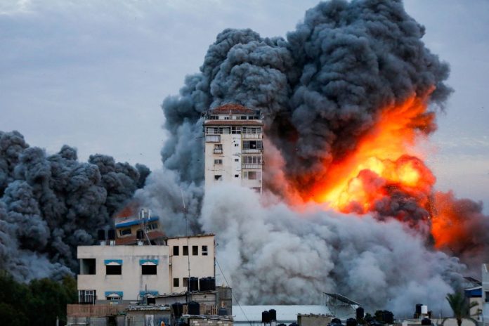 Asap dan api mengepul setelah pasukan Israel menyerang sebuah menara tinggi di Kota Gaza. (Foto: Ashraf Amra/Reuters)