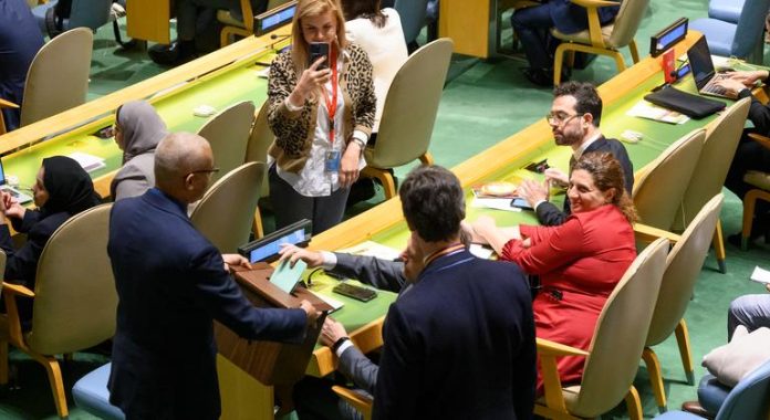 Seorang delegasi memberikan suaranya untuk memilih anggota Dewan HAM PBB. (Foto: Loey Felipe/UN Photo)