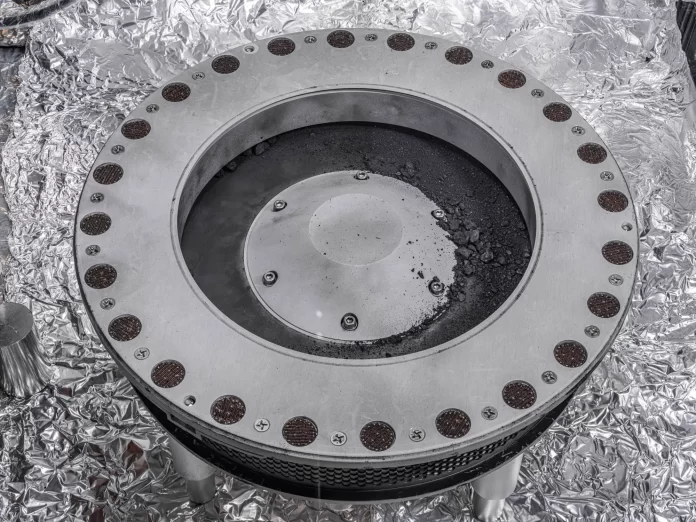 Tampilan luar pengumpul sampel OSIRIS-REx. (Foto: Erika Blumenfeld & Joseph Aebersold/NASA)