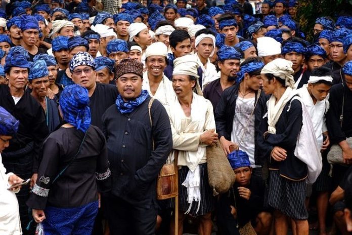 Beberapa anggota masyarakat Badui Luar (pakaian hitam dan ikat kepala biru) dan Badui Dalam (serba putih) kala mengikuti ritual Seba Badui. (Foto: Kemenparekraf/THE EDITOR)