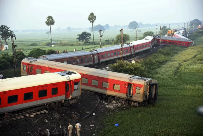 Gerbong-gerbong Kereta North-East Express tergelincir dalam kecelakaan yang terjadi di India pada Rabu (11/10) malam. (Foto: Aftab Alam Siddiqui/AP Photo)