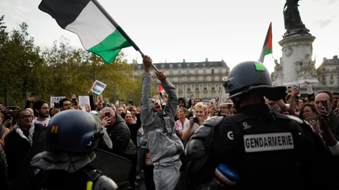 Polisi berusaha membubarkan kerumunan pengunjuk rasa yang mendukung Palestina di Paris, Prancis, Kamis (12/10). (Foto: Thibault Camus/AP Photo)