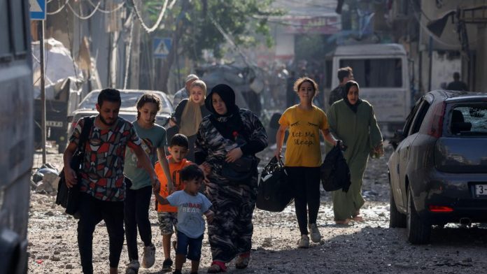 Orang-orang Palestina pergi mengungsi selagi konflik antara Israel dan Hamas terus berlanjut. (Foto: AFP/THE EDITOR)