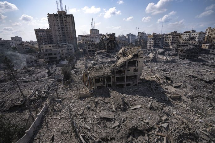 Reruntuhan bangunan di Gaza yang dihancurkan oleh serangan Israel. (Foto: Fatima Shbair/AP)