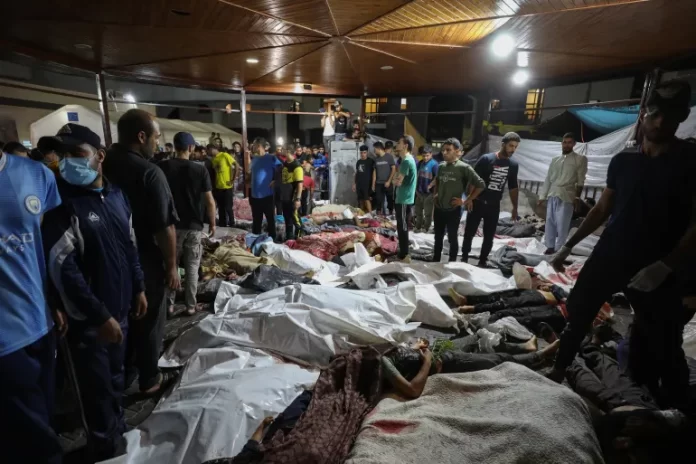 Orang-orang berkumpul di sekitar mayat korban serangan udara yang menyasar Rumah Sakit Al-Ahli di Gaza, Palestina. (Foto: Dawood Nemer/AFP)
