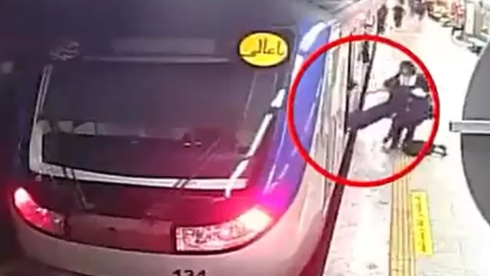 Tangkapan CCTV yang dirilis pemerintah Iran menunjukkan seorang perempuan ditarik dari kereta metro dalam keadaan tidak sadar. (Foto: IRNA/THE EDITOR)