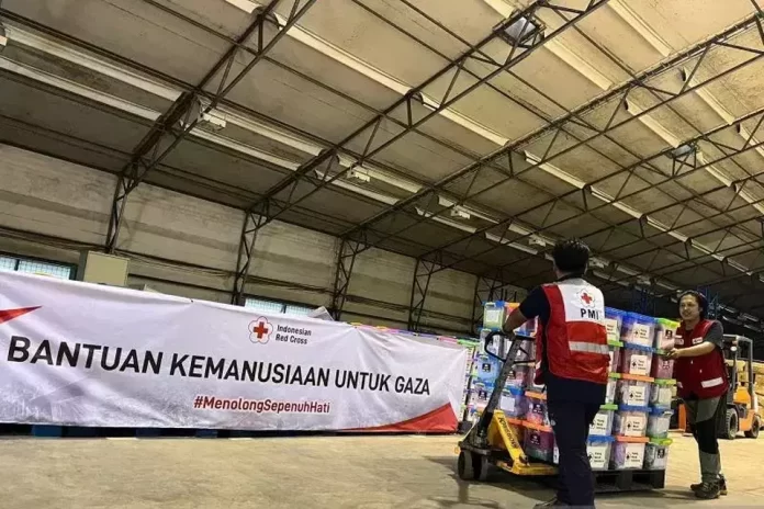 Petugas PMI menyiapkan bantuan kemanusiaan berupa perlengkapan medis yang akan dikirim ke Gaza, Palestina. (Foto: Humas PMI Pusat/THE EDITOR)