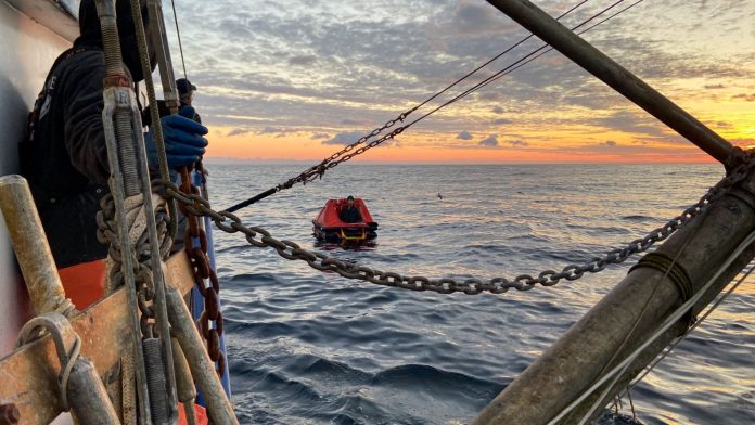 Nelayan menemukan salah satu dari dua pria yang dilaporkan menghilang di laut selama hampir dua minggu. (Foto: Penjaga Pantai Amerika Serikat/THE EDITOR)