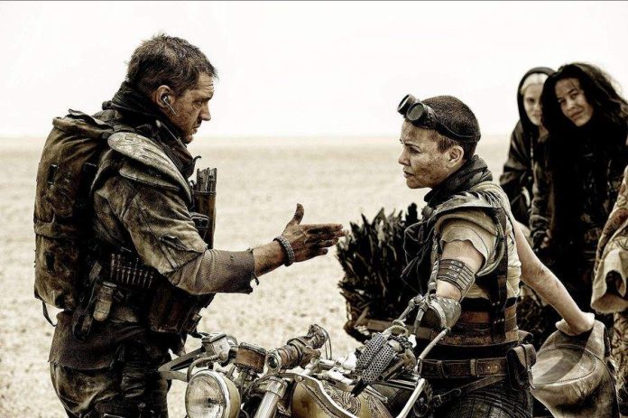 Salah satu cuplikan adegan antara Tom Hardy dan Charlize Theron dalam film Mad max: Fury Road (Foto: Far Out Magazine/ THE EDITOR)