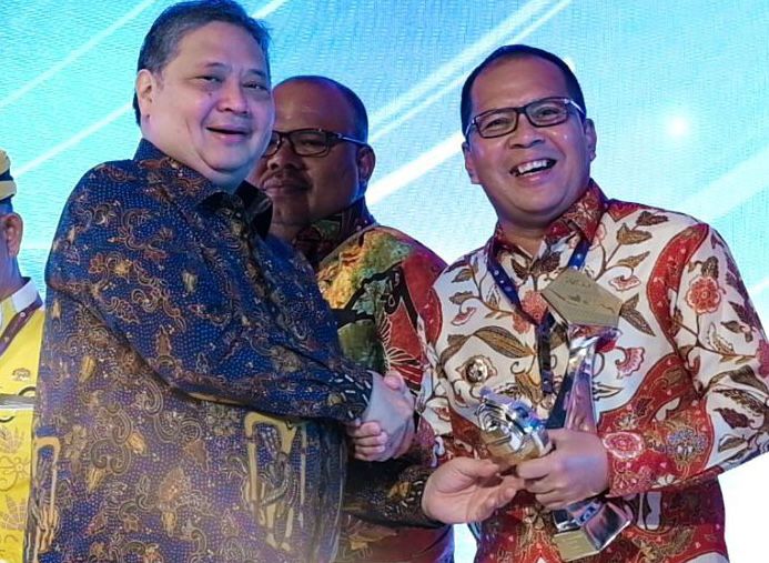 Coordinating Minister for Economic Affairs Airlangga Hartarto (left) and Makassar Mayor Danny Pomanto (right). (Photo: Public Relations of the Mayor of Makassar/THE EDITOR)