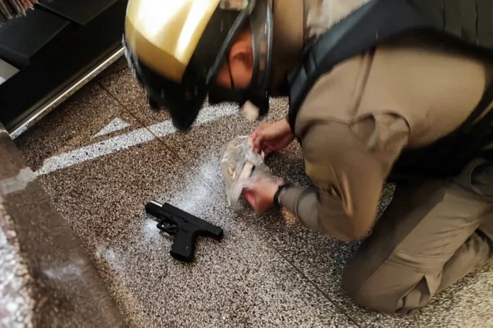 Polisi mengamankan sebuah pistol setelah terjadi penembakan di pusat perbelanjaan Siam Paragon Mall di Bangkok, Thailand, Selasa (3/10). (Foto: Asosiasi Pekerja Penyelamat Thailand/Reuters)