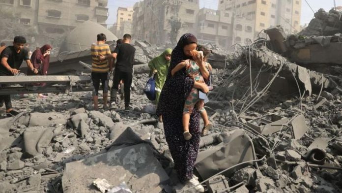 Warga Palestina mengungsi setelah Israel menggempur Masjid Sousi yang berlokasi di Gaza pada Senin (9/10). (Foto: AFP/THE EDITOR)