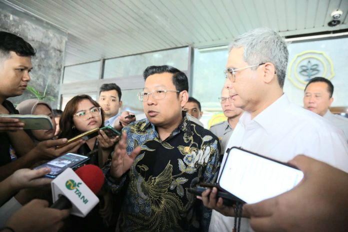(Tengah-baju batik) Plt. Menteri Pertanian (Mentan) Arief Prasetyo Adi saat menemui awak media (Foto: Humas Ditjen Prasarana dan Sarana/ THE EDITOR)
