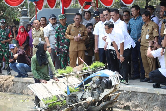 Menyapa petani Sukoharjo (Foto: Humas Ditjen Prasarana dan Sarana/ THE EDITOR)