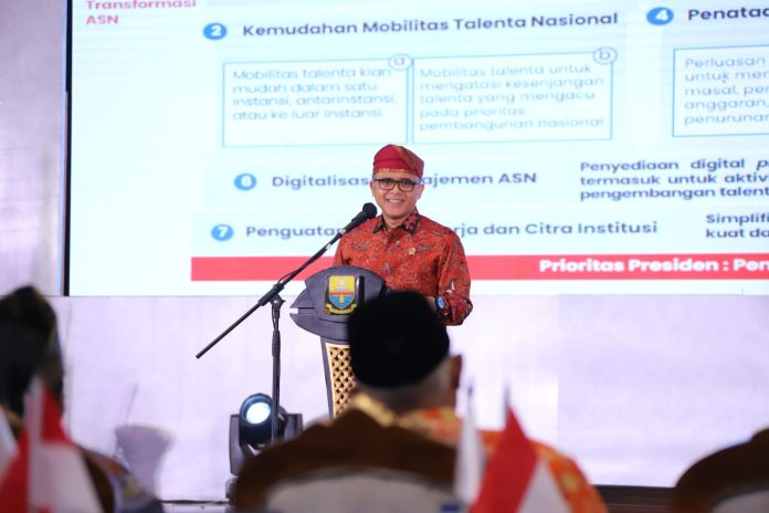 Minister of Administrative and Bureaucratic Reform Abdullah Azwar Anas at the National Working Meeting of the Association of Indonesian Provincial Governments (AIPG) in Jambi, Tuesday (7/11). (Photo: Ministry of Administrative and Bureaucratic Reform/THE EDITOR)