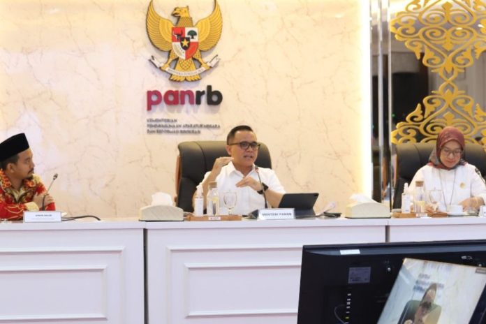 Minister of Administrative and Bureaucratic Reform Abdullah Azwar Anas in a meeting with a number of digital practitioners and experts, Monday (6/11). (Foto: Ministry of Administrative and Bureaucratic Reform/THE EDITOR)