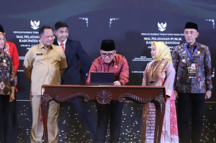 Inauguration of 12 PSMs by Minister of Administrative and Bureaucratic Reform Abdullah Azwar Anas (center) witnessed by Minister of Home Affairs Tito Karnavian (left) and Deputy for Public Services Professor Diah Natalisa (right). (Photo: Public Relations of the Ministry of Administrative and Bureaucratic Reform /THE EDITOR)