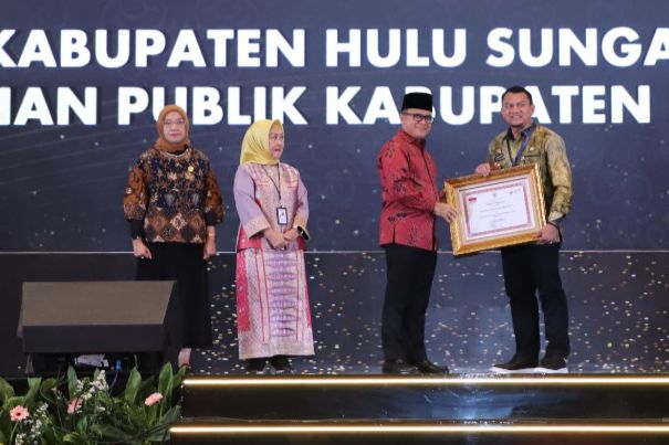 Minister of Administrative and Bureaucratic Reform Abdullah Azwar Anas (second from right) presents the award for the best PSM implementation, Tuesday (21/11). (Photo: Public Relations of the Ministry of Administrative and Bureaucratic Reform/THE EDITOR)