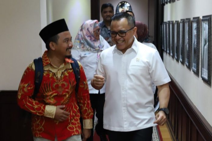 Technology practitioner Ainun Najib with Minister of Administrative and Bureaucratic Reform Abdullah Azwar Anas. (Photo: Ministry of  Administrative and Bureaucratic Reform/THE EDITOR)