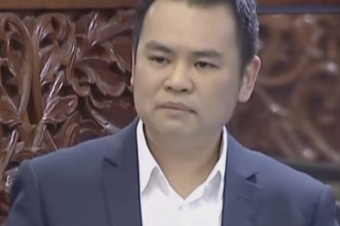 Chong Zhemin berbicara di hadapan Perikatan Nasional, Senin (20/11). (Foto: Instagram @luminews.my/THE EDITOR) 