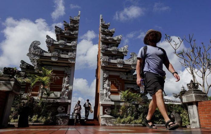 Tourists in Bali. (Photo: Willy Kurniawan/Reuters)