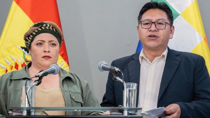 Menteri Kepresidenan Bolivia Maria Nela Prada dan Wakil Menteri Luar Negeri Bolivia Freddy Mamani berbicara dalam konferensi pers yang mengumumkan bahwa Bolivia akan memutuskan hubungan dengan Israel, Selasa (31/10). (Foto: AFP/THE EDITOR)