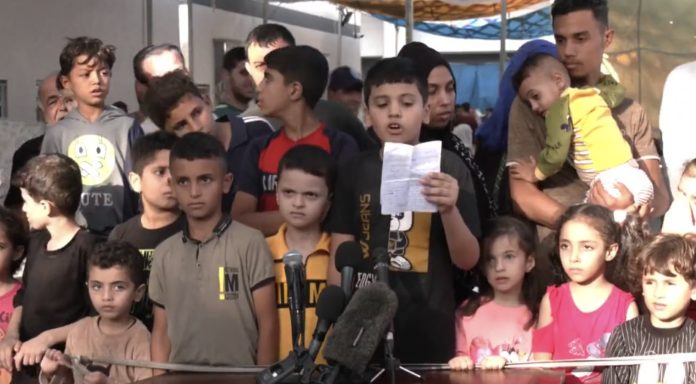 Sekelompok anak di Gaza, Palestina, menggelar konferensi pers di area Rumah Sakit Al-Shifa, Selasa (7/11). (Foto: X @Shepherds4Good/THE EDITOR)