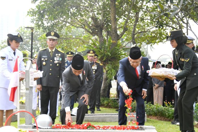 Presiden Jokowi dan Wakil Presiden Ma’ruf Amin melakukan tabur bunga di TMP Kalibata, Jakarta, dalam rangka peringatan Hari Pahlawan, Jumat (10/11). (Foto: BPMI Setpres/THE EDITOR)