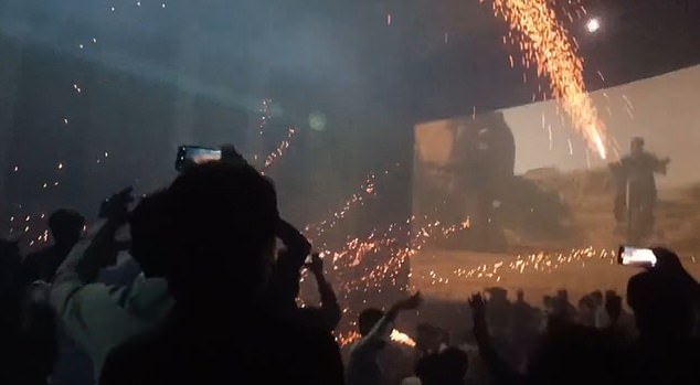Suasana di salah satu bioskop di negara bagian Maharashtra, India, pada Minggu (12/11) setelah kembang api tiba-tiba dinyalakan oleh beberapa penonton film “Tiger 3”. (Foto: Daily Mail/THE EDITOR)