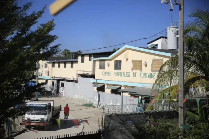 Bagian depan Rumah Sakit Pusat Fontaine di kawasan Cite Solei di Kota Port-au-Prince, Haiti. (Foto: Odelyn Joseph/AP Photo)