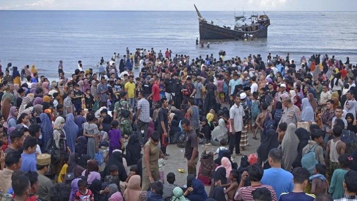 Pengungsi Rohingya tiba di Aceh. (Foto: Rahmat Mirza/AP)