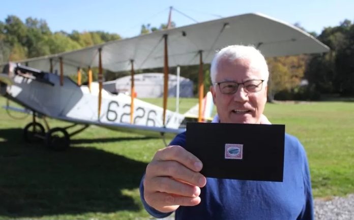 Presiden Siegel Auctions Scott Trepel berfoto memegang prangko langka Inverted Jenny. (Foto: Siegel Auctions/BBC)