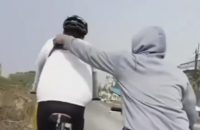 Aksi penjambretan yang dilakukan seorang pengendara motor terhadap seorang pesepeda di wilayah Tambun Selatan, Kabupaten Bekasi. (Foto: Instagram @/THE EDITOR)