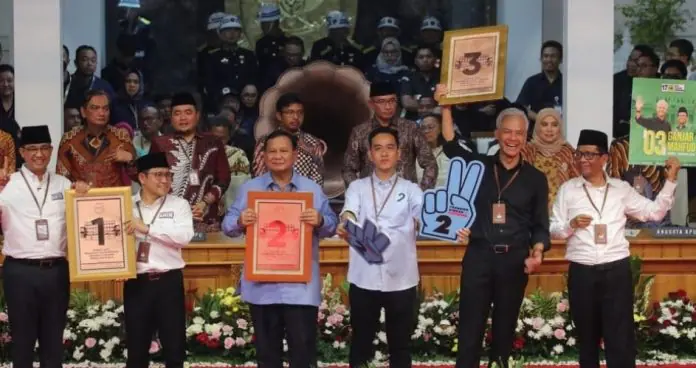 Ketiga pasangan capres-cawapres untuk Pemilu 2024 berdiri berdasarkan nomor urut yang ditetapkan KPU. (Foto: Instagram @kpu_ri/THE EDITOR)