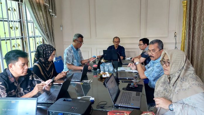 Training Implementation Evaluation Meeting in October 2023 between RMC North Sumatra and Regional Manager VII at RMC North Sumatra Office, Medan, Monday (20/11). (Photo: RMC/THE EDITOR)