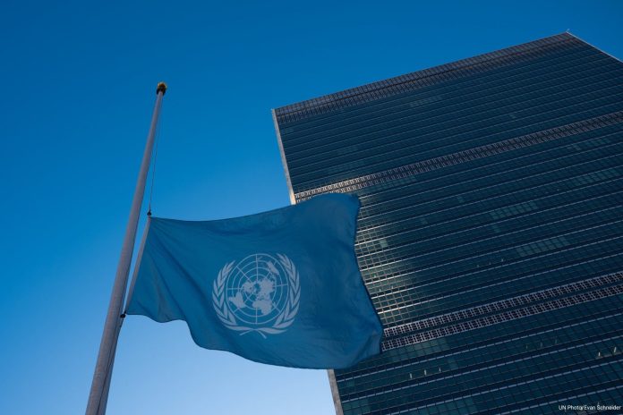 Bendera PBB berkibar setengah tiang di markas besar di New York, Amerika Serikat, Senin (13/11). (Foto: Evan Schneider/PBB)