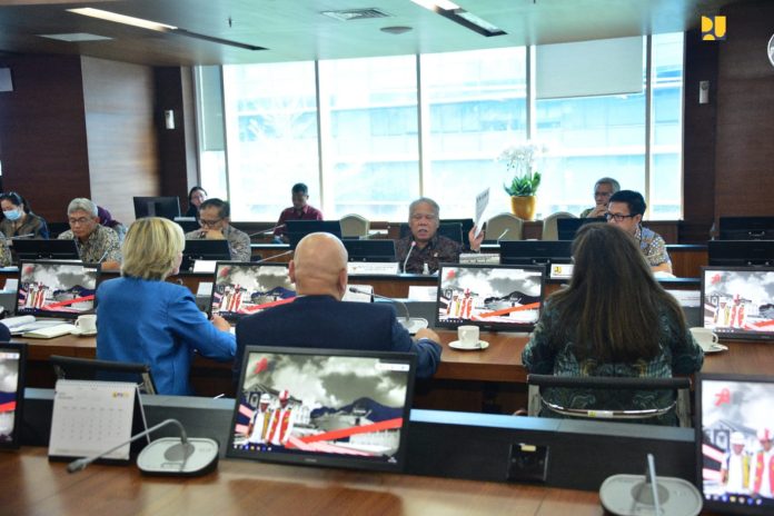Pertemuan bilateral antara Menteri Pekerjaan Umum dan Perumahan Rakyat (PUPR) Basuki Hadimuljono dan Kepala Perwakilan Bank Dunia untuk Indonesia dan Timor Leste (Country Director) Satu Kahkonen di Kantor Kementerian PUPR, Jumat (3/11). (Foto: Kementerian Pekerjaan Umum dan Perumahan Rakyat/THE EDITOR)
