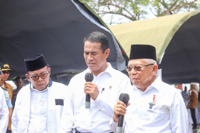 (Kanan-baju putih) Wakil Presiden (Wapres), Ma’ruf Amin dan (tengah) Menteri Pertanian, Andi Amran Sulaiman (Foto: Ditjen Prasarana dan Sarana/ THE EDITOR)