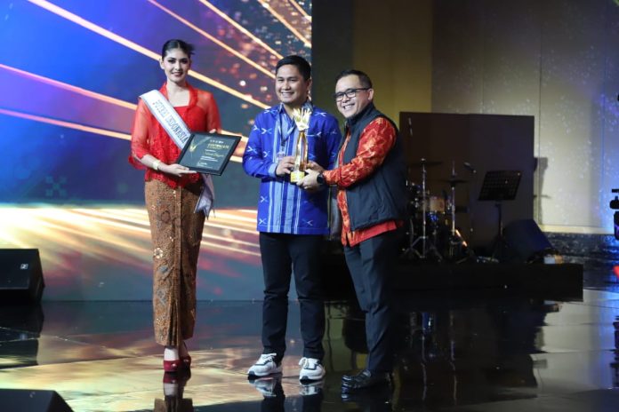 Minister of Administrative and Bureaucratic Reform Abdullah Azwar Anas gave the BBWI Award. (Photo: Public Relation of Ministry of Administrative and Bureaucratic Reform/THE EDITOR)