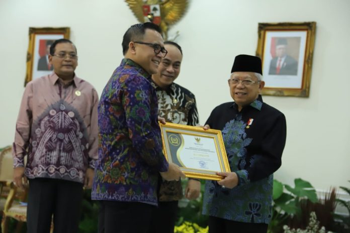 Minister of Administrative and Bureaucratic Reform Abdullah Azwar Anas receives the 2023 Public Information Transparency Award from Vice President Ma'ruf Amin. (Photo: Public Relation of Ministry of Administrative and Bureaucratic Reform/THE EDITOR)