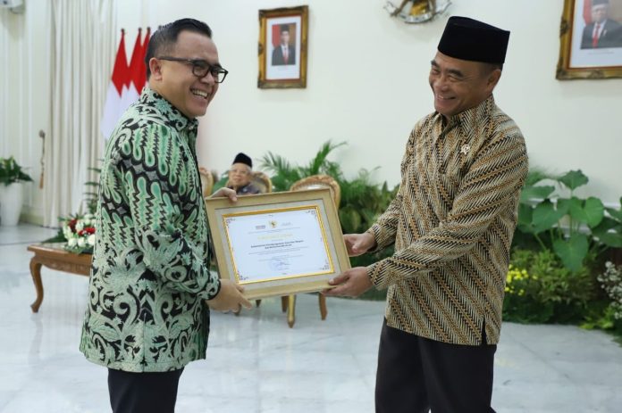 Minister of Administrative and Bureaucratic Reform Abdullah Azwar Anas (left) receives the 2023 Mental Revolution Award from Coordinating Minister for Human Development and Cultural Affairs Muhadjir Effendy (right). (Photo: Public Relations of Ministry of Administrative and Bureaucratic Reform/THE EDITOR)