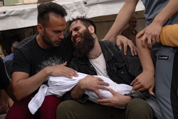 Seorang pria Palestina menangisi kerabatnya yang tewas dalam pemboman yang dilakukan Israel di Jalur Gaza. (Foto: Fatima Shbair/AP Photo)
