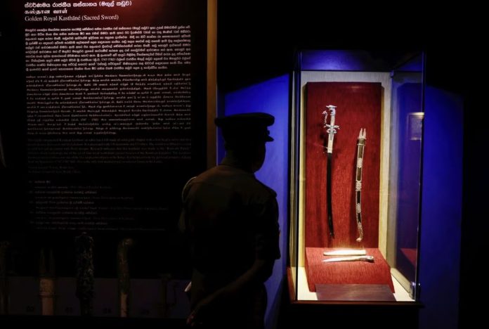 Pedang Suci, salah satu dari enam artefak yang dikembalikan Belanda ke Sri Lanka, dipajang di museum di Kolombo. (Foto: Dinuka Liyanawatte/Reuters)