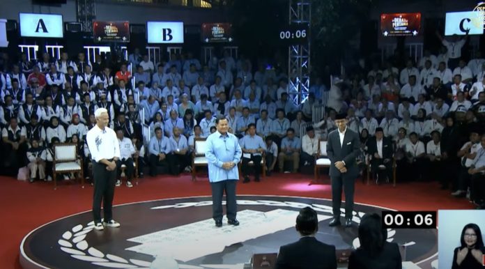 (Dari kiri ke kanan) Ganjar Pranowo, Prabowo Subianto, dan Anies Baswedan dalam debat perdana capres Pemilu 2024, Selasa (12/12). (Foto: YouTube KPU RI/THE EDITOR)