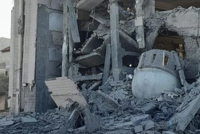Salah satu sisi Masjid Istiqlal Indonesia yang hancur dalam serangan militer Israel. (Foto: Instagram @kasihpalestina/THE EDITOR)