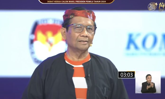 Calon wakil presiden nomor urut tiga, Mahfud MD, dalam Debat Calon Wakil Presiden Pemilu 2024, Jumat (22/12). (Foto: YouTube KPU RI/THE EDITOR)