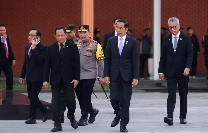 Presiden Jokowi (kedua dari kanan) meninggalkan Indonesia untuk menghadiri forum COP ke-28 yang diselenggarakan di Dubai, Uni Emirat Arab, Kamis (30/11). (Foto: Instagram @jokowi/THE EDITOR)