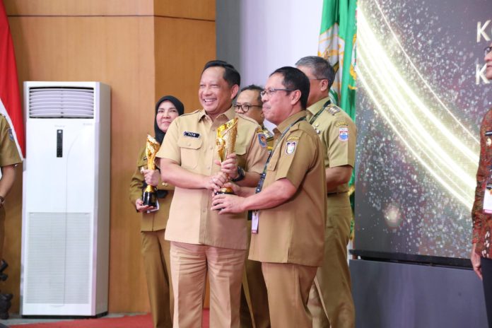 Minister of Home Affairs Tito Karnavian presented the Most Innovative City award to the Regional Secretary of Makassar City, Muh. Ansar, who represented the Mayor of Makassar. (Photo: Public Relations of Makassar City Government/THE EDITOR)